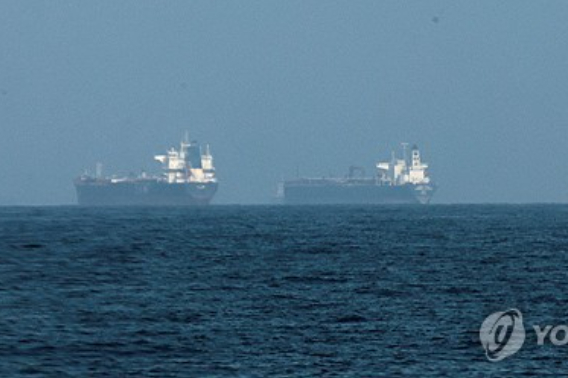 이란이 호르무즈 해협을 봉쇄한 가운데 아랍에미리트(UAE)의 핵심 원유 무역·저장 허브인 후자이라 인근 해상에 정박한 유조선들[로이터 연합뉴스 자료사진 재판매 및 DB 금지] 연합뉴스