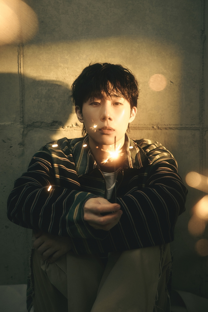 지난 2일 미니 6집 '오프 더 맵'을 발매한 가수 김성규. 빌리언스 제공