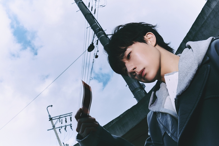 김성규는 원래 2번 트랙 '오버 잇'으로 활동을 준비하다가 지금의 타이틀곡 '널 떠올리면'으로 바꿨다고 밝혔다. 빌리언스 제공