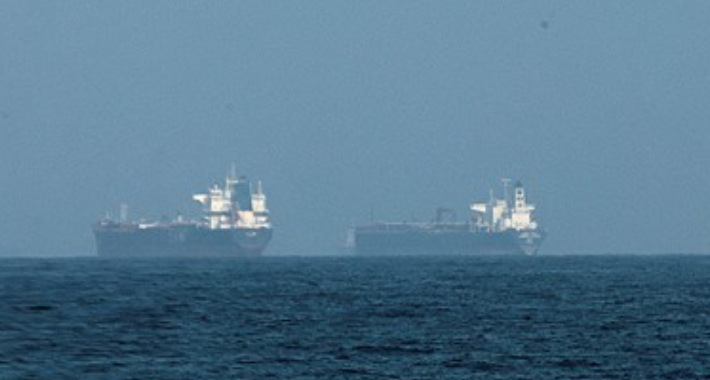 이란이 호르무즈 해협을 봉쇄한 가운데 아랍에미리트(UAE)의 핵심 원유 무역·저장 허브인 후자이라 인근 해상에 정박한 유조선들. 연합뉴스