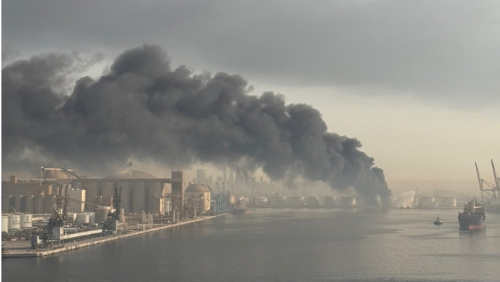 미국과 이스라엘의 이란 공격 이후 중동 지역 전반에 확전 위기가 고조되는 가운데 호르무즈 해협과 인접한 아랍에미리트 제벨알리항 인근이 공격 받아 검은 연기가 치솟고 있다. 선원노련 제공