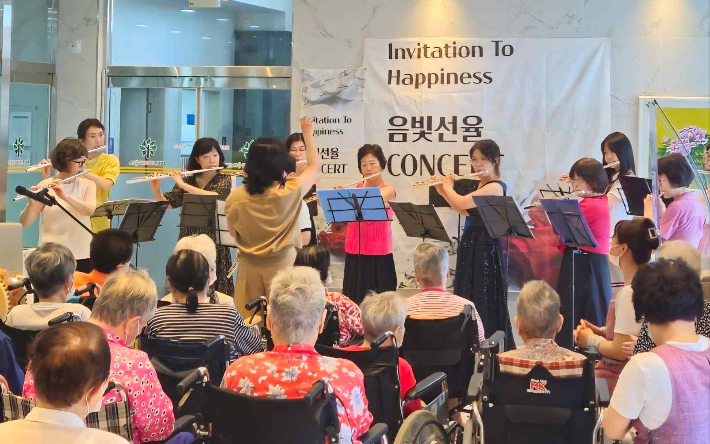 광주문화재단은 2026년 생활문화예술활동 동아리지원사업 참여 동아리를 3월 10일부터 25일까지 15일간 모집한다고 밝혔다. 동아리 활동 장면. 광주문화재단 제공