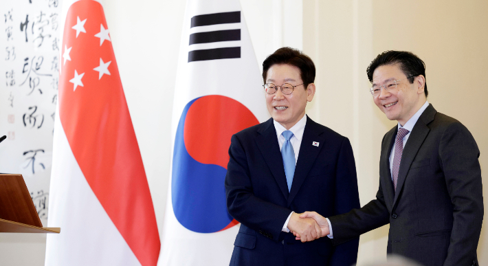 이재명 대통령과 로런스 웡 싱가포르 총리가 2일 싱가포르 외교부 청사에서 공동언론발표를 마친 뒤 악수하고 있다. 연합뉴스