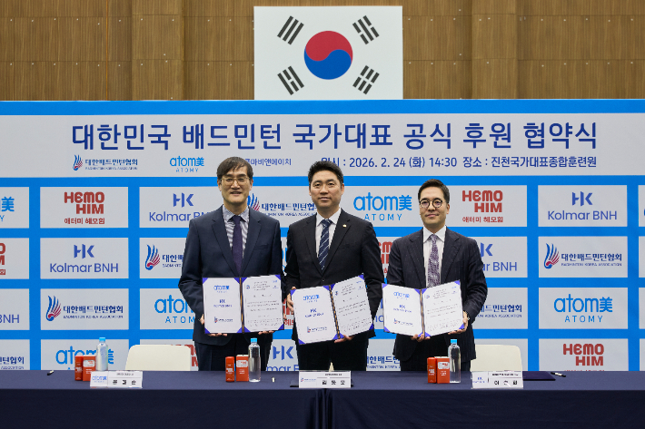 애터미 윤용순 대표이사(왼쪽부터), 대한배드민턴협회 김동문 회장, 콜마비앤에이치 이승화 대표이사. 협회 