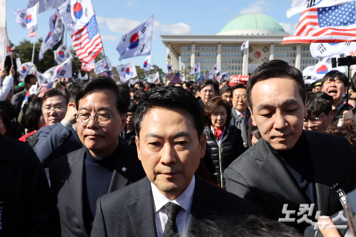 국민의힘 장동혁 대표와 송언석 원내대표를 비롯한 의원 및 참석자들이 3일 서울 여의도 국회 본관 앞에서 열린 사법독립 헌정수호를 위한 대국민 호소 국민대장정 규탄대회를 마치고 청와대로 향하고 있다. 윤창원 기자
