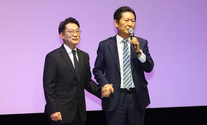 축사하는 정청래 대표     (인천=연합뉴스) 임순석 기자 = 더불어민주당 정청래 대표가 2일 인천 계양구 경인교육대학교에서 열린 김남준 전 청와대 대변인 '쉬운 정치, 김남준' 북콘서트에서 김 전 대변인의 손을 잡고 축사하고 있다. 2026.3.2     soonseok02@yna.co.kr (끝)   <저작권자(c) 연합뉴스, 무단 전재-재배포, AI 학습 및 활용 금지> 연합뉴스