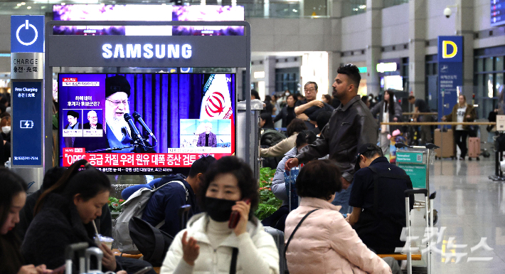 미국과 이스라엘이 이란을 공습하면서 두바이, 아부다비 국제공항 등 중동의 주요 공항들이 줄줄이 폐쇄되고 있는 가운데 2일 인천국제공항에 관련 뉴스가 나오고 있다. 인천=박종민 기자