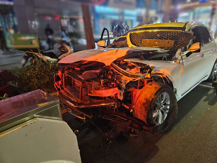 3일 부산 금정구 남산동의 한 도로에서 승용차 2대가 정면 충돌했다. 부산경찰청 제공