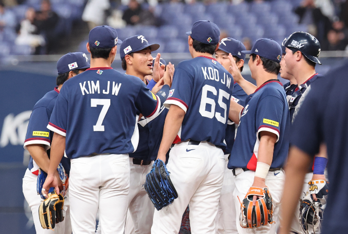 지난 3일 일본 오사카 교세라돔에서 열린 월드베이스볼클래식(WBC) 평가전 한국 대표팀과 일본 프로야구 오릭스 버펄로스와의 경기에서 8-5로 승리한 한국 선수들이 자축하고 있다. 연합뉴스