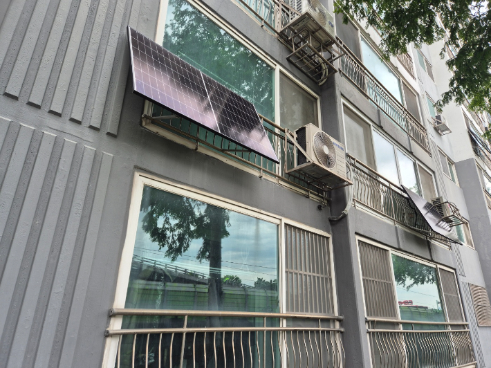 광주광역시는 단독주택과 공동주택을 대상으로 '2026년 미니태양광 보급지원사업' 참여세대 150여세대를 4일부터 선착순 모집한다. 광주시 제공