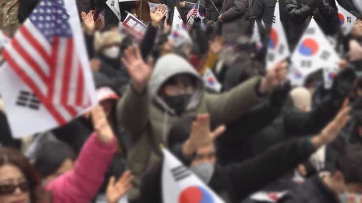 태극기와 성조기를 들고 윤석열 전 대통령 탄핵 반대 집회에 참석한 이들. 자료사진