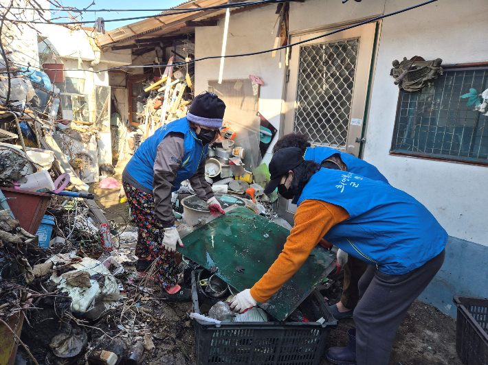 군산시가 저장강박 의심 가구를 대상으로 주거환경 개선사업을 실시하고 있다. 군산시 제공