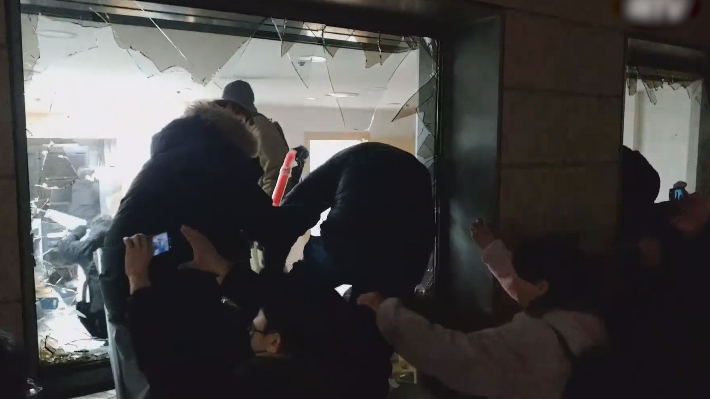 서울 서부지방법원으로 난입하는 시위대. 자료사진.