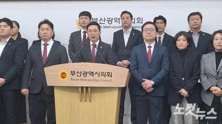 국민의힘 전국청년지방의원협의회 부산시지회는 4일 부산시의회에서 기자회견을 열고, 전재수 의원을 향해 "출마 전 통일교 금품수수 의혹 해명부터 하라"는 기자회견을 열었다. 발언하고 있는 송우현(부산 동래구 시의원) 대표. 첫줄 왼쪽 두번째부터 양준모, 송우현, 김형철, 김효정 시의원. 강민정 기자