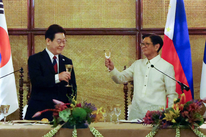 성대한 불꽃놀이로 환영…배경음악에 이재명 대통령 '깜짝'[노컷브이]