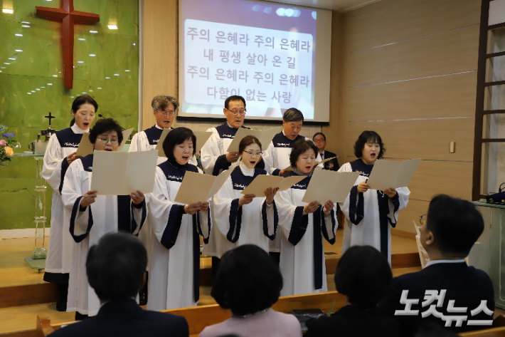 죽변침례교회 브니엘 찬양대의 찬양. 김일현 선교국장