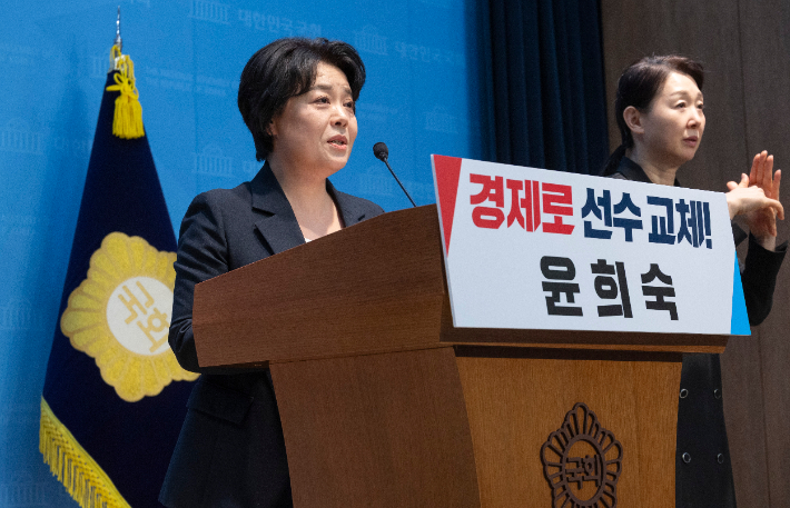 국민의힘 윤희숙 전 혁신위원장이 4일 국회 소통관에서 서울시장 후보 출마 기자회견을 하고 있다. 연합뉴스