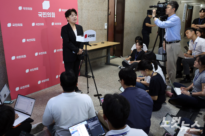 국민의힘 윤희숙 신임 혁신위원장이 2025년 7월 9일 서울 여의도 국회에서 취재진의 질문에 답변을 하고 있다. 윤창원 기자