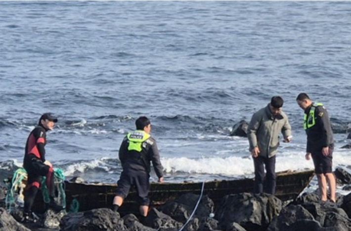 지난 1월 29일 제주시 애월읍 해안가에서 발견된 정체불명 목선. 독자 제공