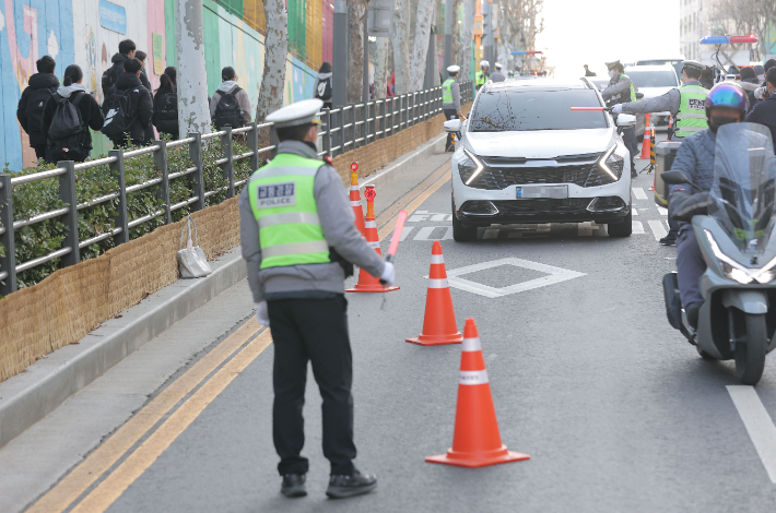 4일 서울 양천구 양강초등학교 스쿨존 일대에서 양천경찰서 소속 교통 경찰이 등굣길 음주운전 단속을 하고 있다. 연합뉴스