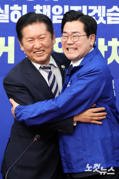 4일 서울 여의도 국회에서 열린 더불어민주당 공천심사 결과 발표에서 정청래 대표가 인천광역시장 후보로 단수 공천된 박찬대 의원과 포옹을 하고 있다.