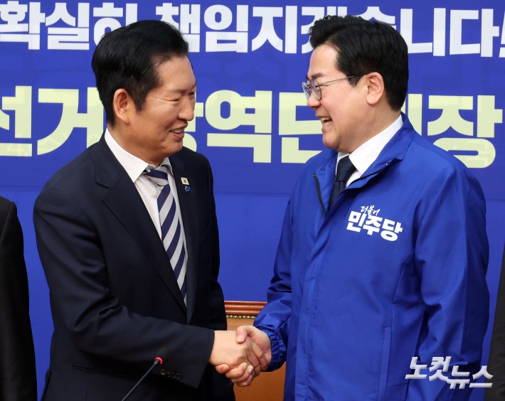 4일 서울 여의도 국회에서 열린 더불어민주당 공천심사 결과 발표에서 정청래 대표가 인천광역시장 후보로 단수 공천된 박찬대 의원과 악수를 하고 있다.