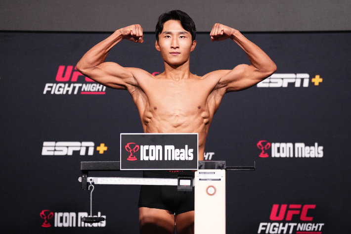 이정영 계체 통과 장면. UFC 제공