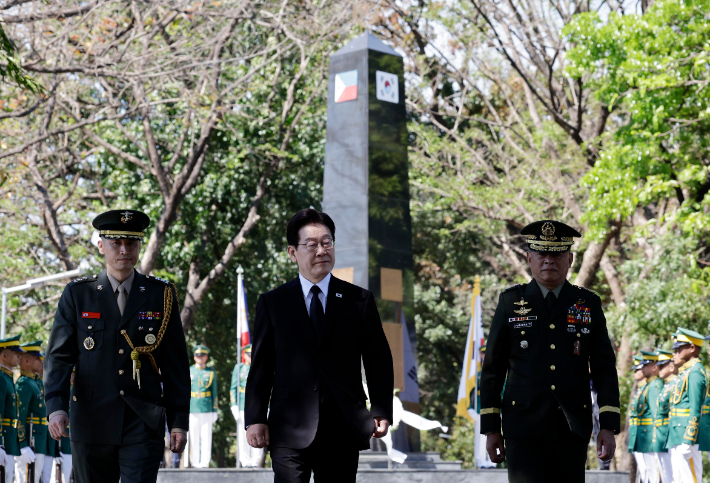 필리핀을 국빈방문한 이재명 대통령이 4일 마닐라 영웅묘지에서 한국전 참전 기념비에 헌화한 뒤 이동하고 있다. 연합뉴스