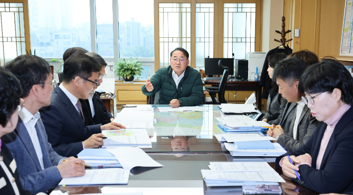 전북도가 현대차와의 9조 원 규모 투자협약의 후속 조치를 위한 전담 조직을 꾸렸다. 회의를 주재하고 있는 전북도 김종훈 경제부지사. 전북도 제공