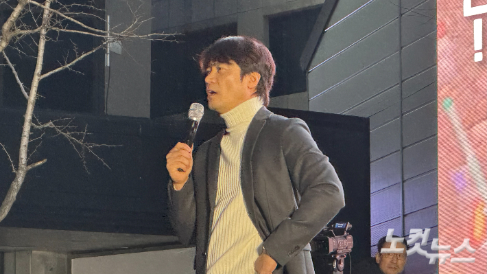 한국사 강사 황현필씨가 지난 2025년 2월 15일 오후 광주 동구 금남로에서 윤석열 대통령 탄핵 촉구 집회에 참석해 윤 대통령 지지 집회를 규탄하고 있다. 김수진 기자