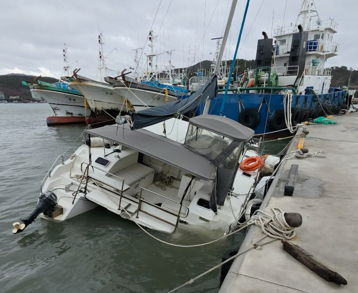 3일 부산 기장군 대변항에서 요트 1척이 침몰한 모습. 선주 제공 