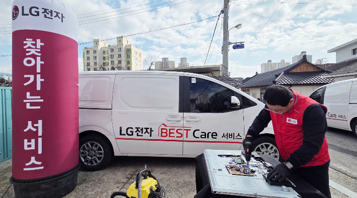 LG전자가 전남 함평군 함평읍 옥천마을회관 인근에 거점을 마련하고 주변 가구를 찾아 순회서비스를 제공했다. 사진은 전문서비스매니저가 TV 제품 수리를 진행하고 있는 모습. LG전자 제공