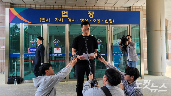 차량 제조사인 KG모빌리티(KGM)를 상대로 낸 9억 2천만 원 규모 손해배상청구 소송의 1심에서 패소한 뒤 입장을 밝히고 있는 이상훈씨. 전영래 기자