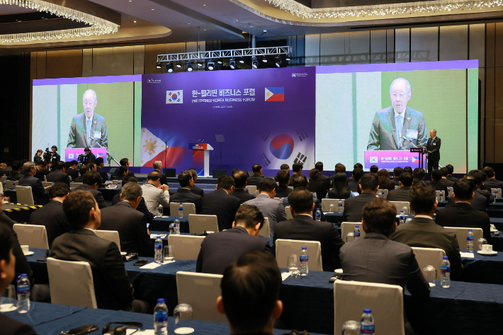 한국경제인협회 류진 회장이 4일 필리핀 콘래드 마닐라호텔에서 열린 '한-필리핀 비즈니스 포럼'에서 인사말을 하고 있다. 한경협 제공