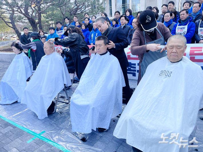 민주당 지방선거 예비후보자들이 4일 국민의힘에 통합 동참을 촉구하며 삭발하고 있다. 정세영 기자