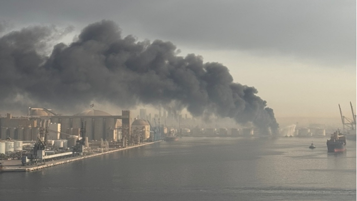 미국과 이스라엘의 이란 공격 이후 중동 지역 전반에 확전 위기가 고조되는 가운데 호르무즈 해협과 인접한 아랍에미리트 제벨알리항 인근이 공격 받아 검은 연기가 치솟고 있다. 선원노련 제공
