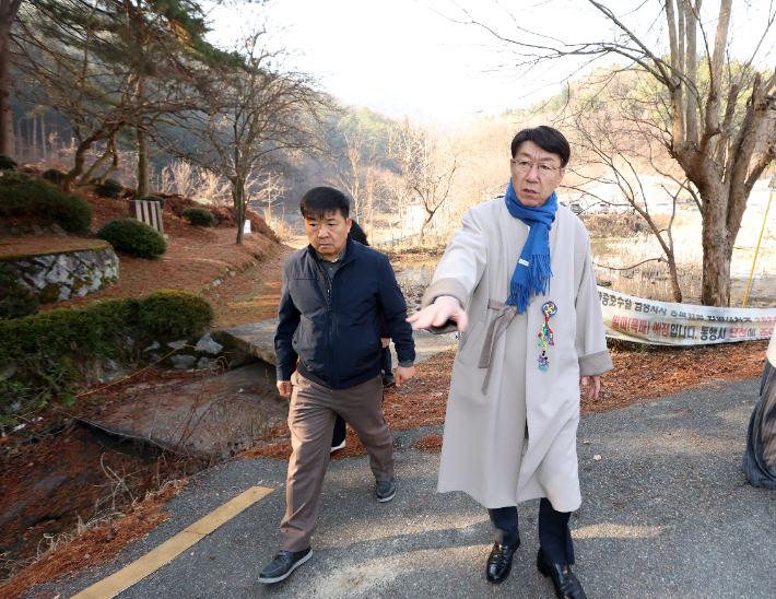 우범기 전주시장은 4일 아중호수 일대 두꺼비 로드킬 현장을 점검하며 관련 부서장들에게 대책 마련을 지시했다. 전주시 제공