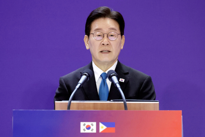 이재명 대통령이 4일 필리핀 마닐라 콘래드 호텔에서 열린 한-필리핀 비즈니스 포럼에서 발언하고 있다. 연합뉴스