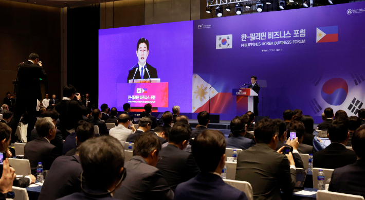 이재명 대통령이 4일 필리핀 마닐라 콘래드 호텔에서 열린 에서 발언하고 있다. 연합뉴스