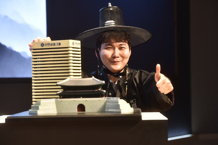 '세계기선전' 우승컵을 들고 포즈를 취한 박정환 9단. 한국기원 제공