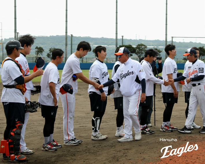 한화 선수단이 4일 해외 전지 훈련을 마무리한 가운데 김경문 감독이 선수들과 악수하고 있다. 한화 