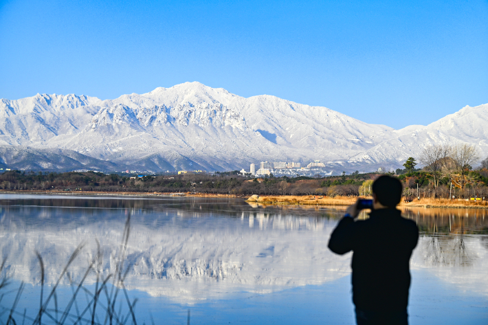 4일 오전 영랑호에서 바라본 설악산 설경이 장관을 이루고 있다. 속초시 제공