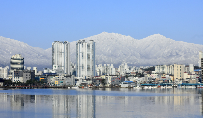 4일 오전 청초호에서 바라본 설악산 설경이 장관을 이루고 있다. 속초시 제공