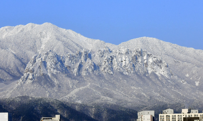 4일 오전 청초호에서 바라본 설악산 설경. 속초시 제공