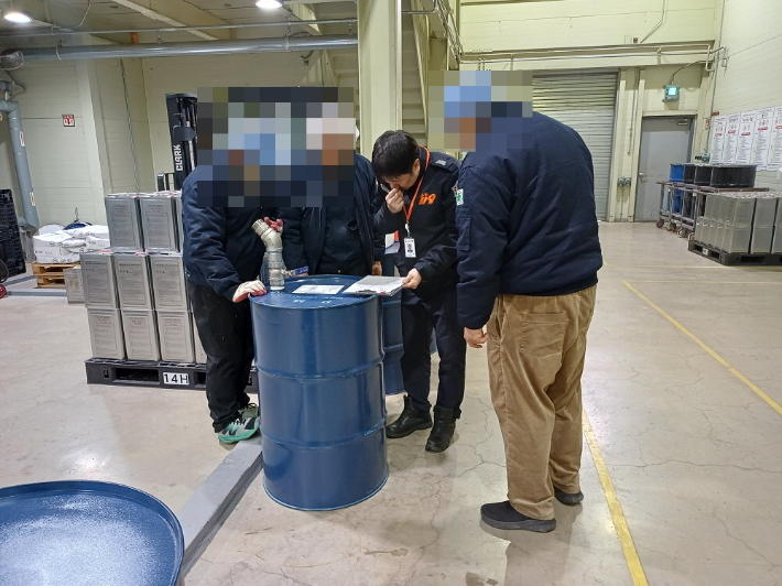 주유시설 점검하는 강원소방 관계자. 강원소방본부 제공