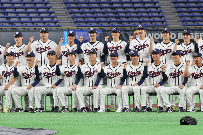 월드베이스볼클래식(WBC) 개막을 하루 앞둔 4일 일본 도쿄돔에서 열린 훈련을 마친 한국 대표팀 선수들이 기념 촬영하고 있다. 연합뉴스 