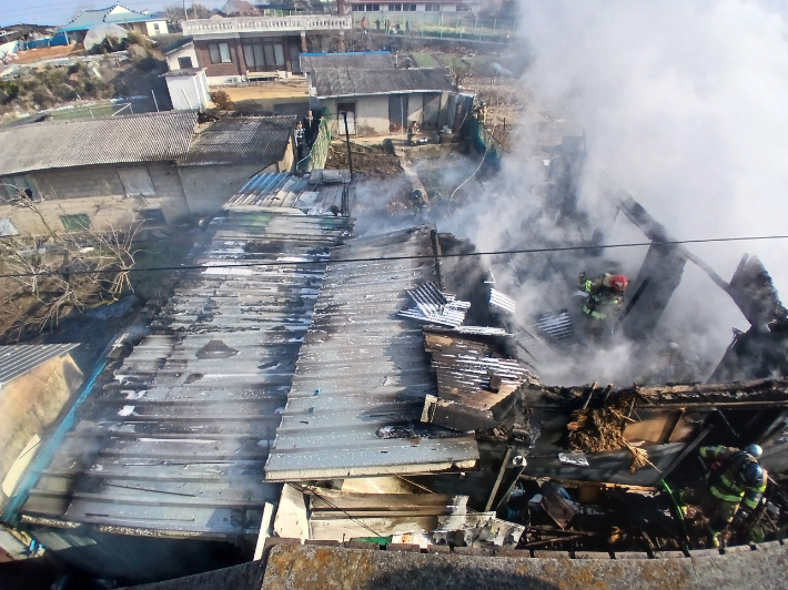 불이 나 타버린 주택 일부. 전북소방본부 제공