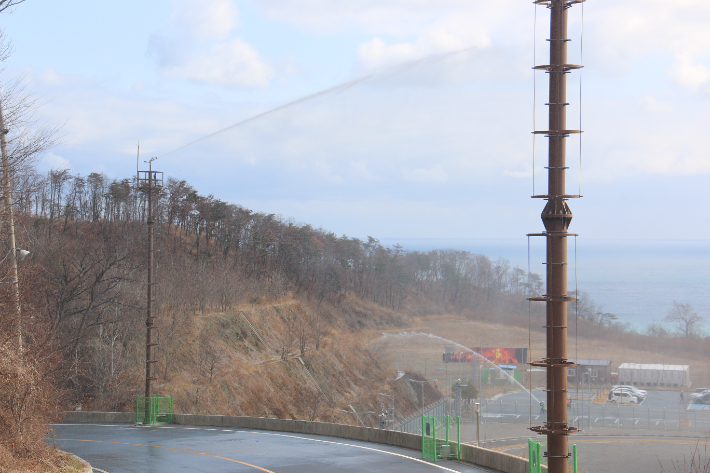 한국원자력환경공단이 방폐물 처분시설 인근에 설치한 수막설비를 가동해 산불 진화 및 확산 방지 저지선을 구축하고 있다. 공단 제공 