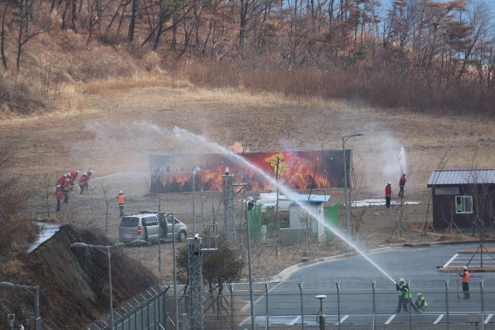 원자력환경공단 자위소방대와 경주시 산불진화대가 가상 산불을 진화하고 있다. 공단 제공