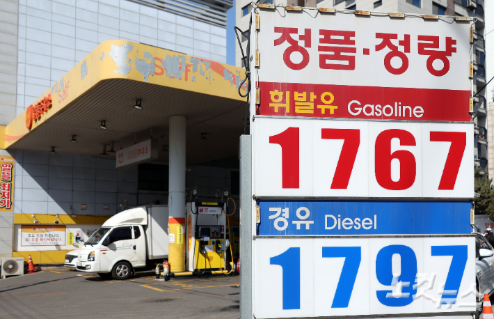 미국과 이란의 무력 충돌로 중동 지역 긴장이 고조되면서 국내 주유소 기름값이 급등하고 있다. 4일 한국석유공사 유가정보서비스 오피넷에 따르면 이날 오전 9시 기준 서울 휘발유 평균 가격은 리터당 1820.53원으로 전날(1788.47원)보다 32.06원 상승했다. 전국 평균 가격도 전날 보다 28.4원 상승해 1751.44원을 기록했다. 지난 1일 기준 전국 휘발유 평균 가격은 1696원이었지만, 불과 사흘 만에 리터당 55원(3.24%)이 올랐다. 중동 리스크가 커지자 국제유가 상승이 예상되고 고환율까지 겹치면서 미리 주유하려는 수요가 생기면서 황진환 기자